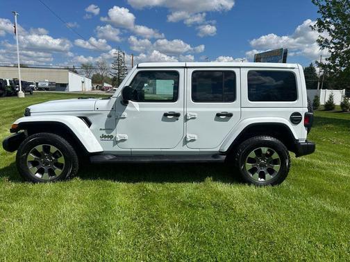Bright White Clearcoat 2023 Jeep Wrangler 4-Door Sahara