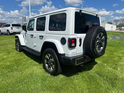 Bright White Clearcoat 2023 Jeep Wrangler 4-Door Sahara