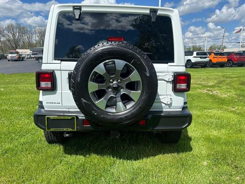 Bright White Clearcoat 2023 Jeep Wrangler 4-Door Sahara
