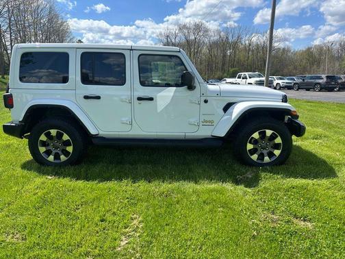 Bright White Clearcoat 2023 Jeep Wrangler 4-Door Sahara