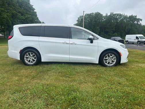Bright White Clearcoat 2023 Chrysler Pacifica Touring L