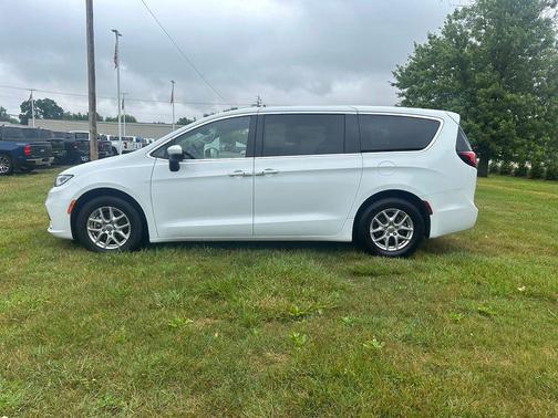 Bright White Clearcoat 2023 Chrysler Pacifica Touring L