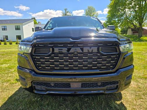 Diamond Black Crystal Pearlcoat 2026 RAM 1500 Express