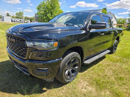 Diamond Black Crystal Pearlcoat 2026 RAM 1500 Express