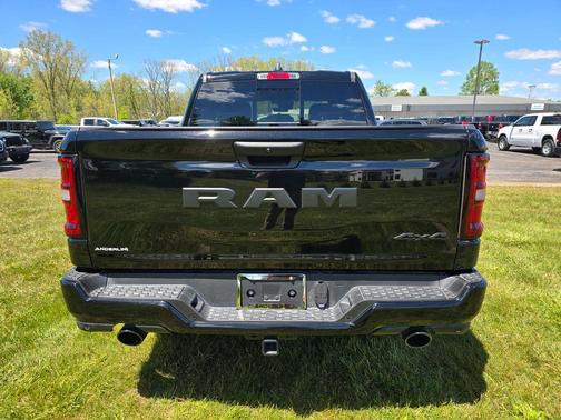 Diamond Black Crystal Pearlcoat 2026 RAM 1500 Express
