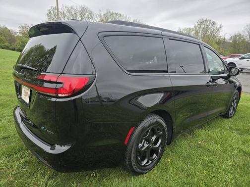 2025 Chrysler Pacifica Hybrid Premium S Appearance Pkg