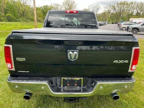 Brilliant Black Crystal Pearlcoat 2016 RAM 1500 Laramie