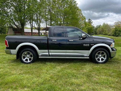 Brilliant Black Crystal Pearlcoat 2016 RAM 1500 Laramie