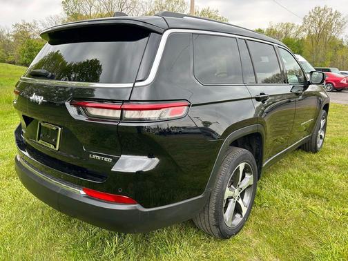 Diamond Black Crystal Pearlcoat 2023 Jeep Grand Cherokee L Limited