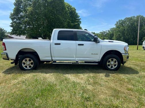 Bright White Clearcoat 2024 RAM 2500 Big Horn Crew Cab 4x4 6'4' Box