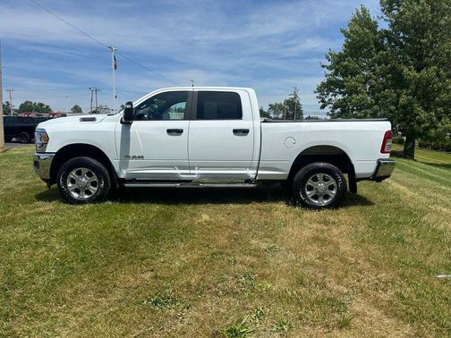 Bright White Clearcoat 2024 RAM 2500 Big Horn Crew Cab 4x4 6'4' Box
