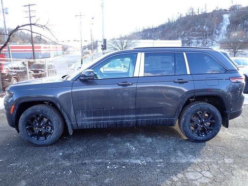 Metallic 2026 Jeep Grand Cherokee Laredo