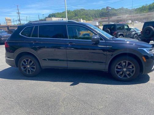 Deep Black Pearl Effect 2024 Volkswagen Tiguan 2.0T SE