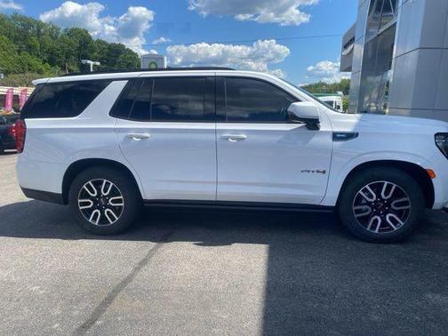 Summit White 2023 GMC Yukon AT4