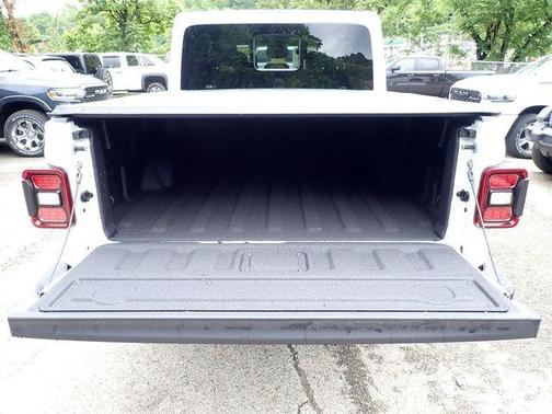 Bright White Clearcoat 2026 Jeep Gladiator Sport