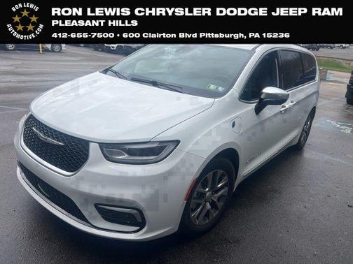 Bright White Clearcoat 2023 Chrysler Pacifica Hybrid Pinnacle