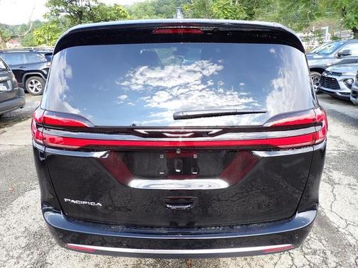 Diamond Black 2027 Chrysler Pacifica SELECT