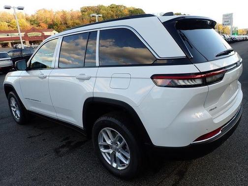 Bright White Clearcoat 2025 Jeep Grand Cherokee Laredo X