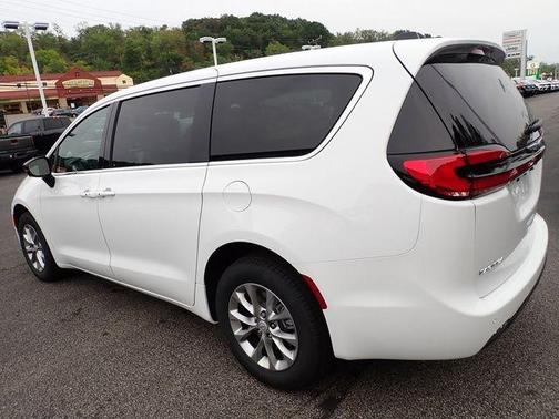 Bright White Clearcoat 2026 Chrysler Pacifica Select