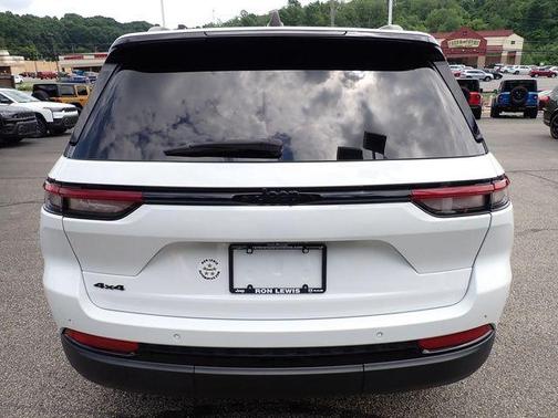 Bright White Clearcoat 2023 Jeep Grand Cherokee Altitude