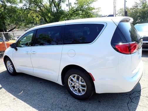 Bright White Clearcoat 2027 Chrysler Pacifica LX
