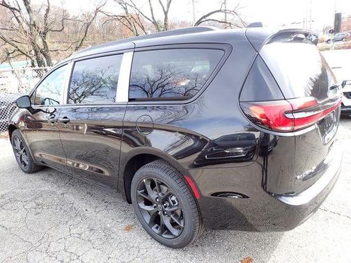 Diamond Black 2026 Chrysler Pacifica Select