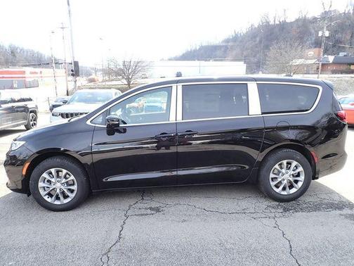 Diamond Black 2026 Chrysler Pacifica Select
