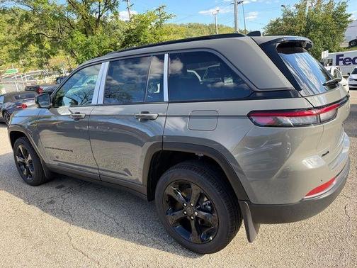 Sting Gray Clearcoat 2027 Jeep Grand Cherokee Limited