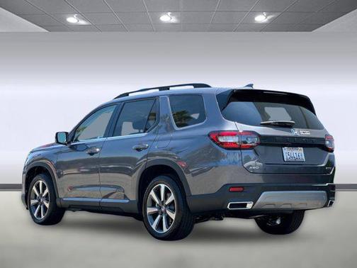 2025 Honda Pilot Touring 8-Passenger