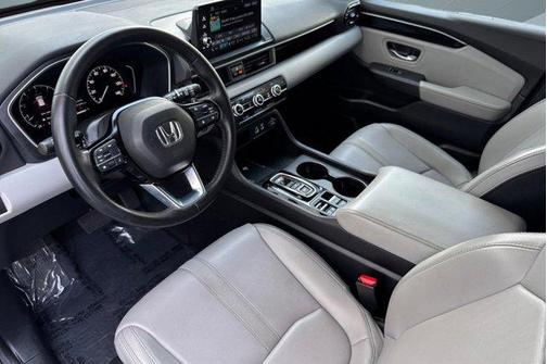 Crystal Black Pearl 2024 Honda Pilot EX-L 7 Passenger