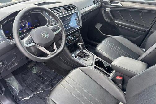 Platinum Gray Metallic 2024 Volkswagen Tiguan 2.0T SE