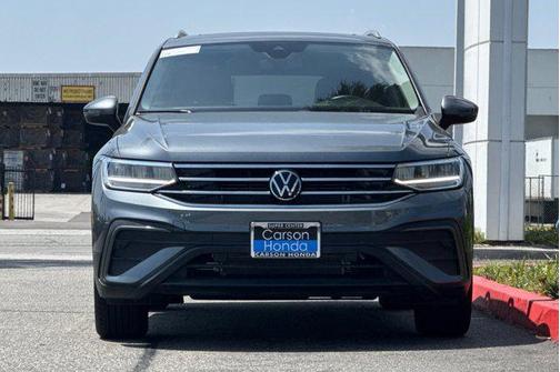 Platinum Gray Metallic 2024 Volkswagen Tiguan 2.0T SE
