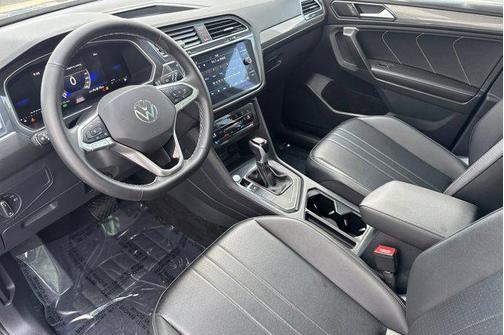 Platinum Gray Metallic 2024 Volkswagen Tiguan 2.0T SE