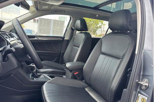 Platinum Gray Metallic 2024 Volkswagen Tiguan 2.0T SE