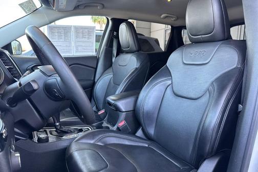 Bright White Clearcoat 2023 Jeep Cherokee Altitude