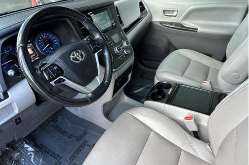 2020 Toyota Sienna XLE