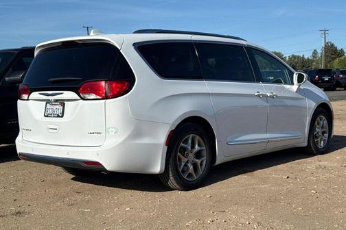 Bright White Clearcoat 2018 Chrysler Pacifica Limited