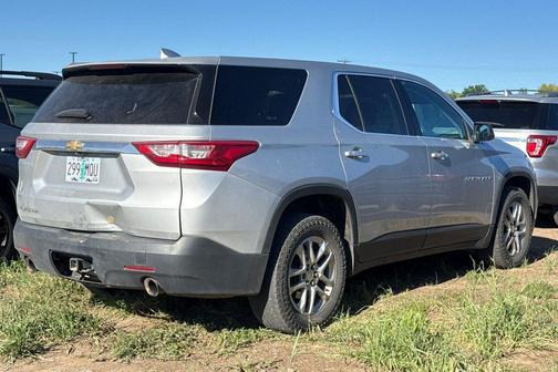 Silver Ice Metallic 2021 Chevrolet Traverse LS