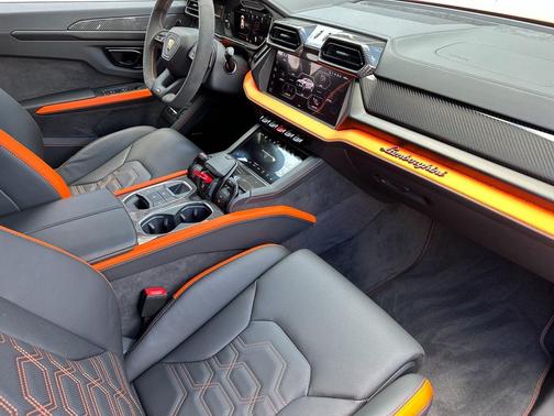 2025 Lamborghini Urus SE