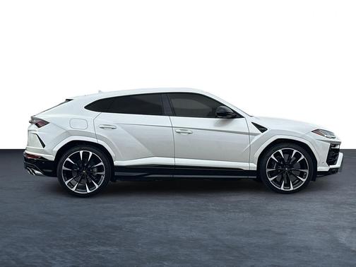 2022 Lamborghini Urus Graphite Capsule