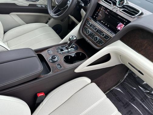 2025 Bentley Bentayga V8