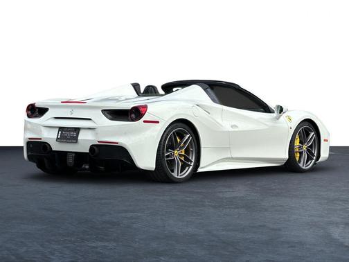 Bianco Avus 2018 Ferrari 488 Spider Base