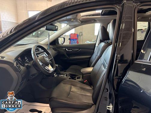 Magnetic Black Pearl 2019 Nissan Rogue SL