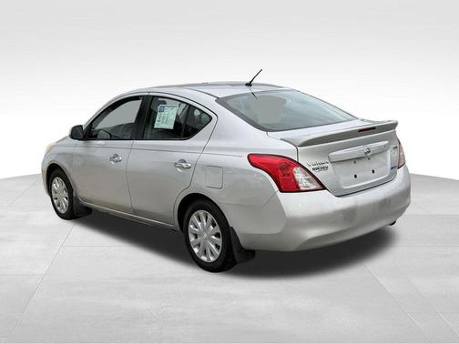 Brilliant Silver Metallic 2013 Nissan Versa 1.6 S
