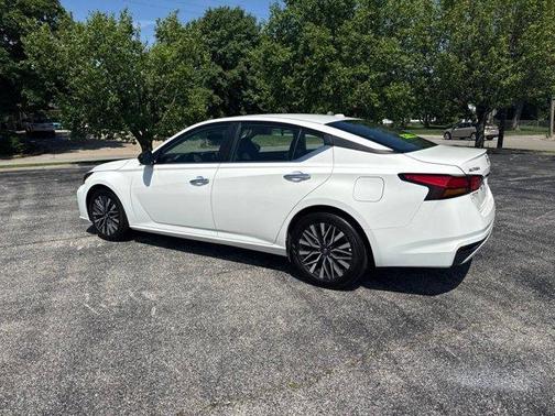Glacier White 2025 Nissan Altima SV