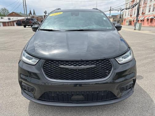 2023 Chrysler Pacifica Touring-L