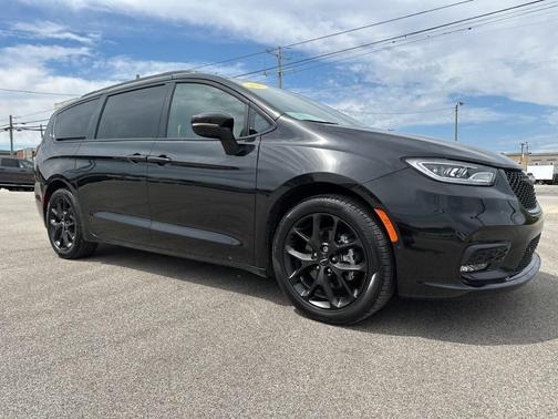 2023 Chrysler Pacifica Touring-L