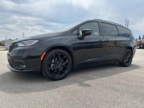 2023 Chrysler Pacifica Touring-L