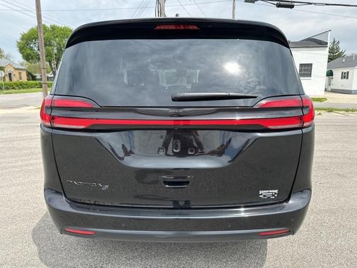 2023 Chrysler Pacifica Touring-L