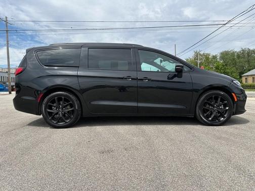 2023 Chrysler Pacifica Touring-L
